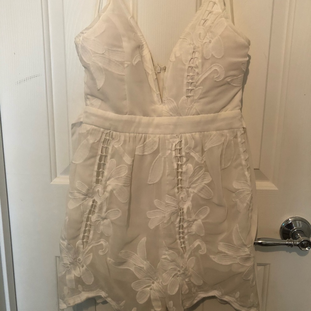 Charlotte Russe White Deep V-Neck Floral Romper - Picture 6 of 8